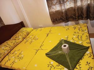 Un pat sau paturi într-o cameră la Room in BB - Aremen Transient, Nipa Hut