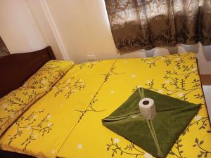 Un pat sau paturi într-o cameră la Room in BB - Aremen Transient, Nipa Hut