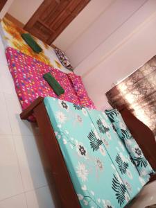 Un pat sau paturi într-o cameră la Room in BB - Aremen Transient, Nipa Hut