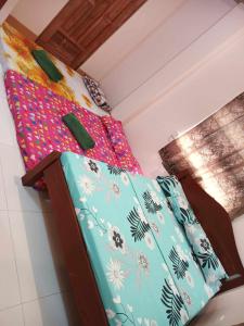 Un pat sau paturi într-o cameră la Room in BB - Aremen Transient, Nipa Hut