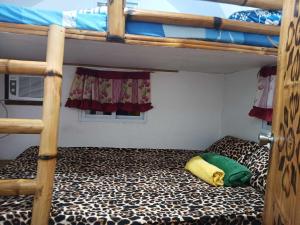 Un pat suprapus sau paturi suprapuse la Room in BB - Aremen Transient, Nipa Hut