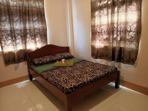 Un pat sau paturi într-o cameră la Room in BB - Aremen Transient, Nipa Hut