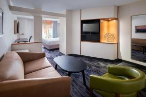 Posezení v ubytování Fairfield Inn & Suites Woodbridge + 17 fotografií