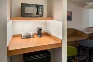 Kuchyň nebo kuchyňský kout v ubytování Fairfield Inn & Suites Woodbridge