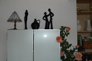 - un réfrigérateur avec deux statues en haut dans l'établissement Eifelferienhaus Thome, à Lissendorf