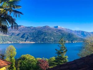 a view of a lake with mountains in the background at Parco Ameno by Lago Reisen in Germignaga
