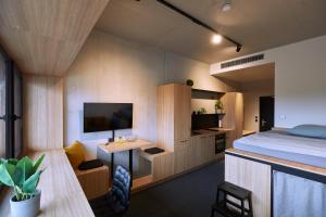 Un televizor și/sau centru de divertisment la miniLOFT apartments Leonding
