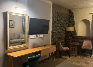TV a/nebo společenská místnost v ubytování The Mill Hotel