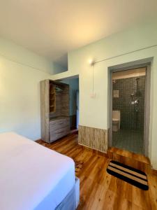Eevolve Dharamkot - An Eco Hostel客房内的一张或多张床位