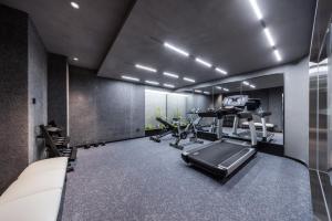 una palestra con tapis roulant e attrezzature per il fitness in una sala di Atour Light Hotel Beijing International Exhibition Center Liufang Subway Station a Pechino