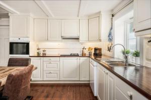 Fotografie z fotogalerie ubytování Historic Farm With Panoramic Views In Gudbrandsdalen v destinaci Favang