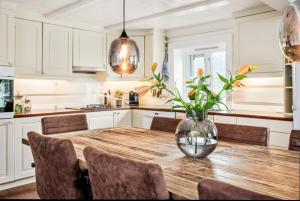 Fotografie z fotogalerie ubytování Historic Farm With Panoramic Views In Gudbrandsdalen v destinaci Favang