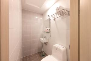 Un baño blanco con inodoro y ducha. en K-Grand Hotel Myeongdong, en Seúl 18 fotos más
