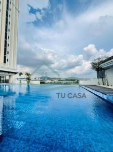 una piscina azul con el logotipo de las casas en Edu Suite 1 in Setia Alam, en Shah Alam