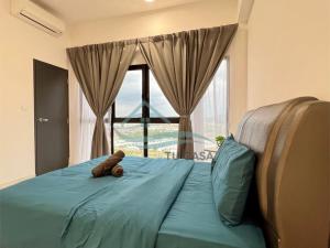 un osito de peluche tirado en una cama con ventana en Edu Suite 1 in Setia Alam, en Shah Alam 10 fotos más