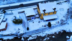 Apartmány Nad řekou v zime