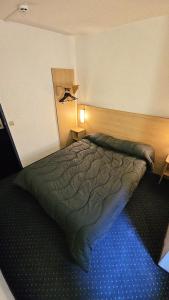 une chambre avec un grand lit dans une pièce dans l'établissement Mister Bed Lomme, à Lomme