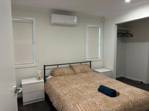 KudlaSunflower Homes- Light and Easy的一间卧室,配有一张蓝色袋子的床