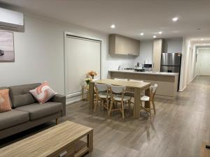 KudlaSunflower Homes- Light and Easy的客厅以及带沙发和桌子的厨房。