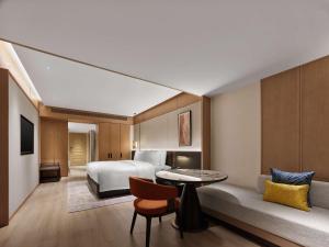 Postel nebo postele na pokoji v ubytování DoubleTree by Hilton Weihai