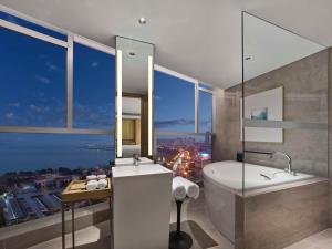 Koupelna v ubytování DoubleTree by Hilton Weihai