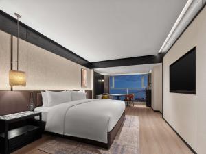 Postel nebo postele na pokoji v ubytování DoubleTree by Hilton Weihai
