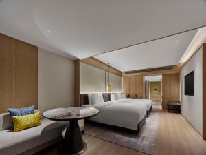 Postel nebo postele na pokoji v ubytování DoubleTree by Hilton Weihai