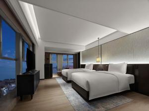 Postel nebo postele na pokoji v ubytování DoubleTree by Hilton Weihai