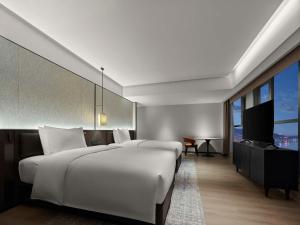 Postel nebo postele na pokoji v ubytování DoubleTree by Hilton Weihai