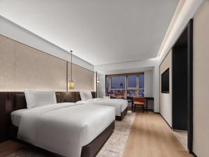 Postel nebo postele na pokoji v ubytování DoubleTree by Hilton Weihai