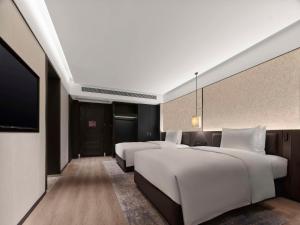 Postel nebo postele na pokoji v ubytování DoubleTree by Hilton Weihai