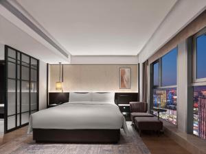 Postel nebo postele na pokoji v ubytování DoubleTree by Hilton Weihai