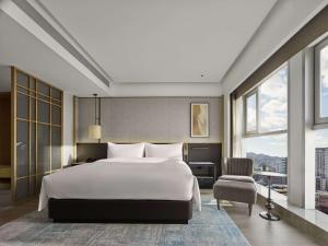Postel nebo postele na pokoji v ubytování DoubleTree by Hilton Weihai
