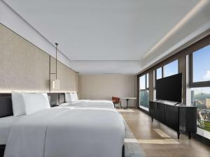 Postel nebo postele na pokoji v ubytování DoubleTree by Hilton Weihai