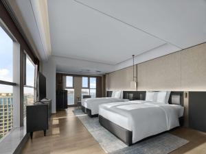 Postel nebo postele na pokoji v ubytování DoubleTree by Hilton Weihai