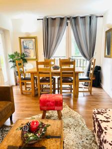 ein Wohnzimmer mit Tisch und Stühlen in der Unterkunft Castleford Cottage , Lowermill Estate in Somerford Keynes