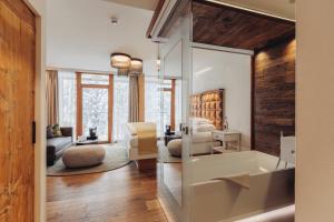 un soggiorno con vasca e una camera da letto di Mooser Hotel a Sankt Anton am Arlberg