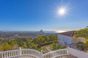 dom z balkonem z widokiem na ocean w obiekcie Villa Lehman - PlusHolidays w mieście Calpe