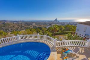 basen z balkonem i widokiem na ocean w obiekcie Villa Lehman - PlusHolidays w mieście Calpe