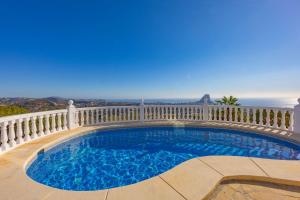 basen na balkonie z widokiem na ocean w tle w obiekcie Villa Lehman - PlusHolidays w mieście Calpe