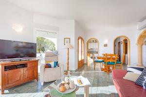 salon z telewizorem z płaskim ekranem w obiekcie Villa Lehman - PlusHolidays w mieście Calpe