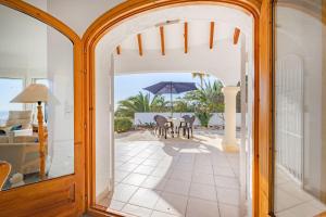 Patio lub wspólna przestrzeń na świeżym powietrzu w obiekcie Villa Lehman - PlusHolidays