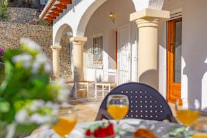 stół z lampką wina na balkonie w obiekcie Villa Lehman - PlusHolidays w mieście Calpe