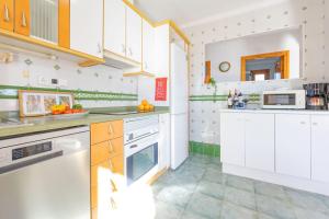 Kuchnia lub aneks kuchenny w obiekcie Villa Lehman - PlusHolidays