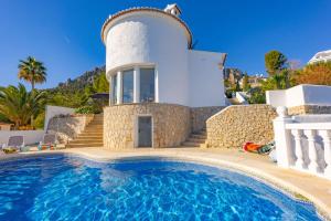 willa z basenem przed domem w obiekcie Villa Lehman - PlusHolidays w mieście Calpe +37 zdjęć