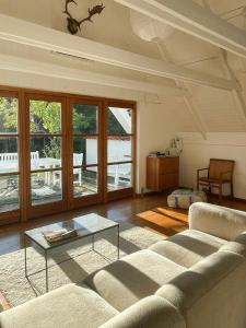 Posezení v ubytování Idyllic Thatched Cottage Near Udsholt Strand