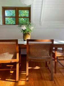 Posezení v ubytování Idyllic Thatched Cottage Near Udsholt Strand + 21 fotografií