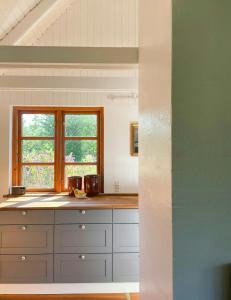 Fotografie z fotogalerie ubytování Idyllic Thatched Cottage Near Udsholt Strand v destinaci Græsted