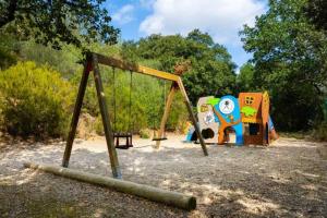 Ο χώρος παιχνιδιού για παιδιά στο Camping 3 étoiles - Piscine - eecbhg