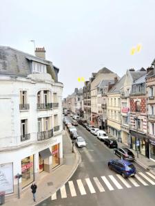 a view of a city street with cars parked at Appartement cosy au cœur de Saint Quentin in Saint-Quentin +11 photos